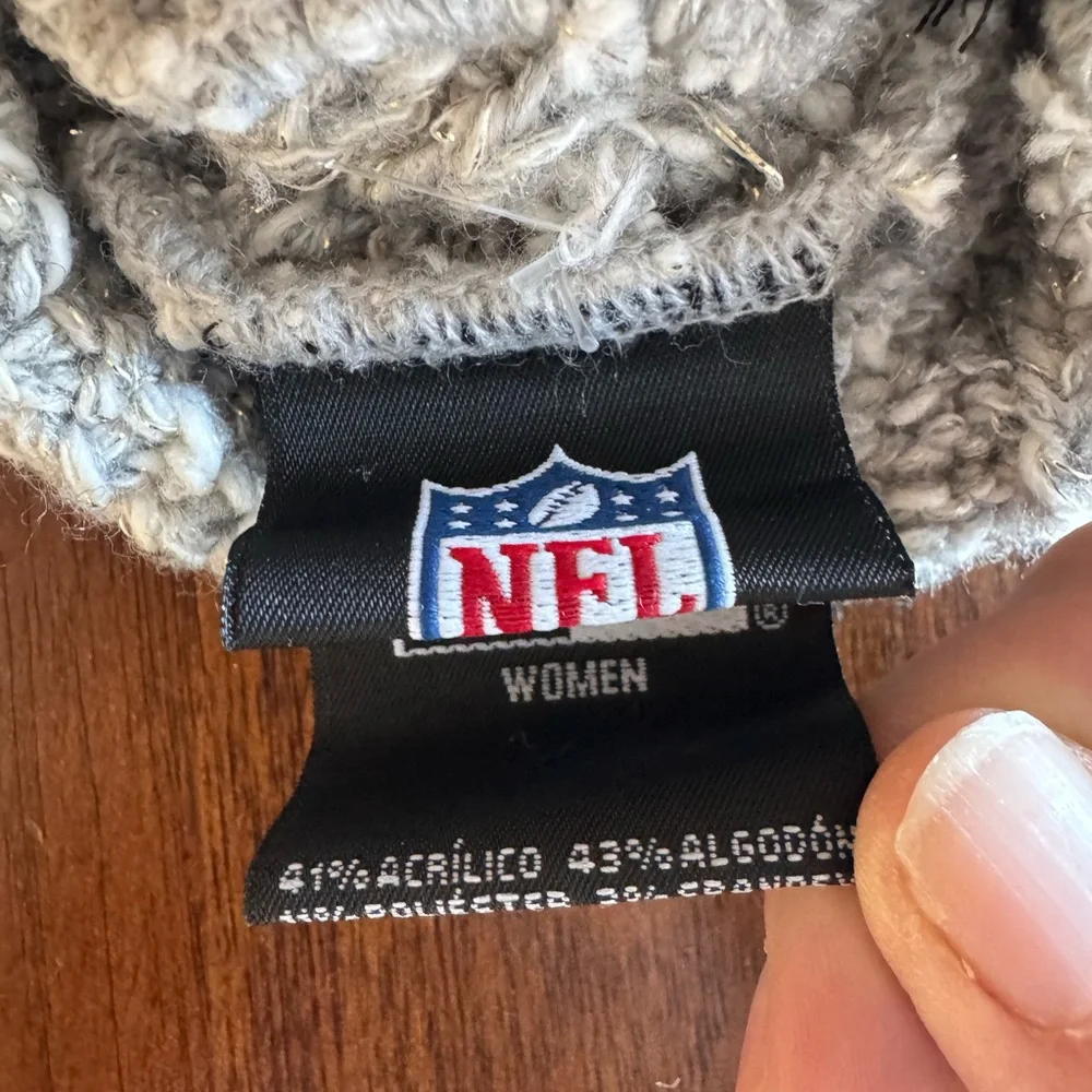 New Era Women’s Gray‎ Gold Shimmer Kansas City Chiefs Swift Cable Knit Pom Hat